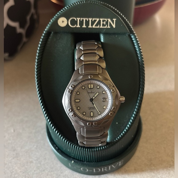 Citizen Eco-Drive WR200 Titanium Watch - Picture 1 of 3